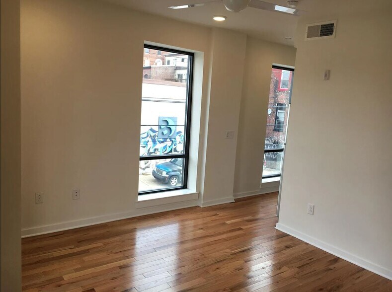Building Photo - 1659 N Randolph St