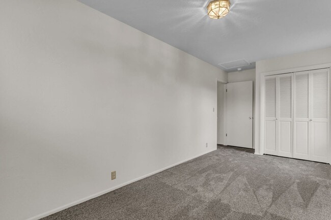 Building Photo - Prime Park Meadows Home