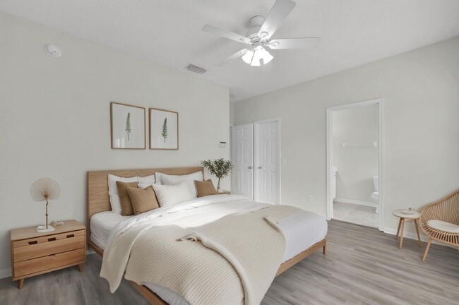 Building Photo - Bright and Spacious Townhome in Gate Community