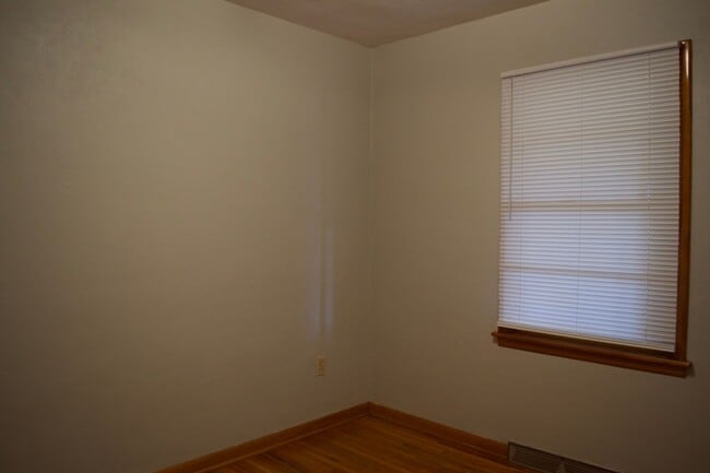 Building Photo - 3 Bedroom House Next To Columbia Regional ...