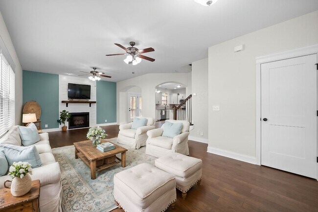 Building Photo - 3 Bed 2/2 Bath home nestled on an Acre of ...