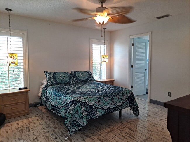 Building Photo - 3208 Royal Palm Dr