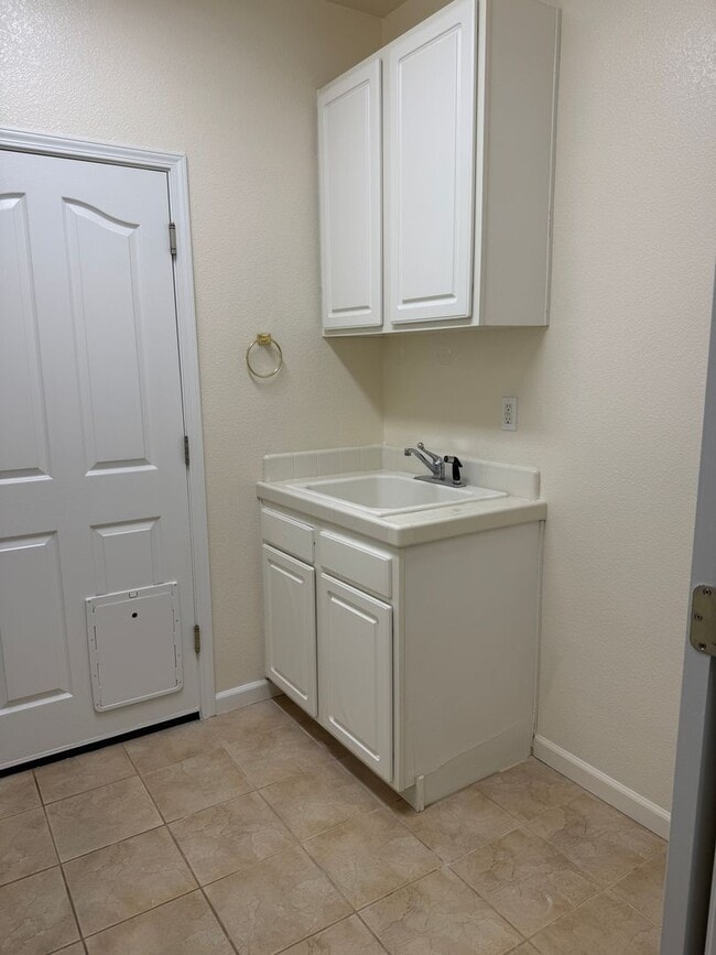 Building Photo - BEAUTIFUL SINGLE STORY 3+BD, 2.5 BA, & 3 CAR GARAGE!