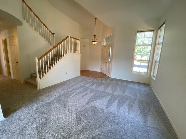 Building Photo - Spacious 4 bedroom 2.5 traditional house