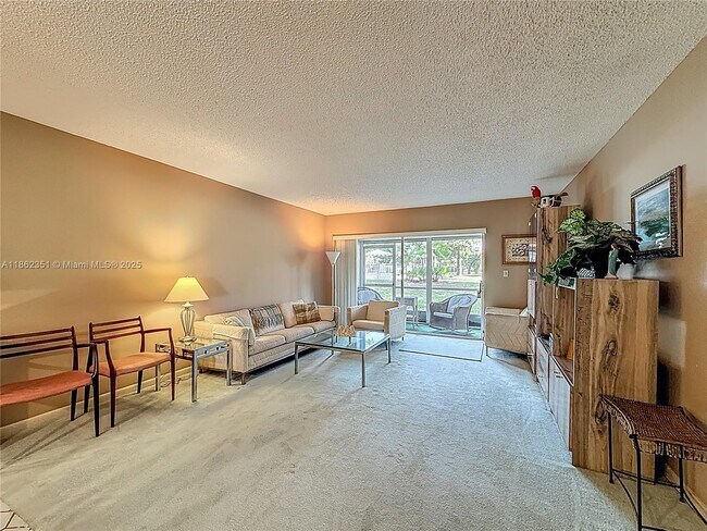 Building Photo - 3501 Inverrary Dr