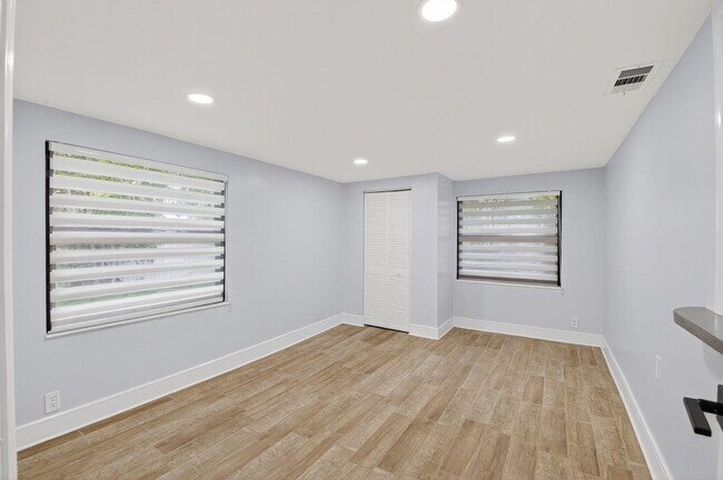 Building Photo - 725 Heron Dr