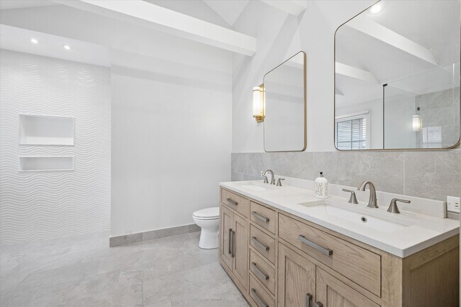 Building Photo - 502 47th St