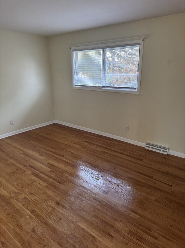 Building Photo - 6262 S Robert Ave