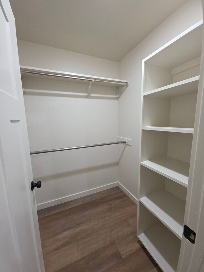 Building Photo - 703 W 12th St