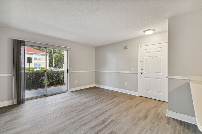 Building Photo - 1/1 condo in New Tampa gated community on ...