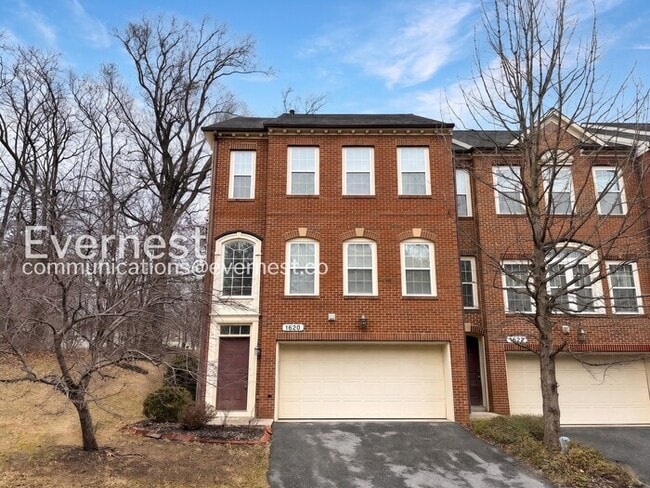 Building Photo - Spacious Living with Fireplace, Deck & Garage / 3 Bed & 4 Bath / Available Now!