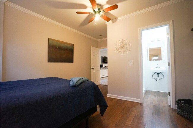 Building Photo - 603 Thames St