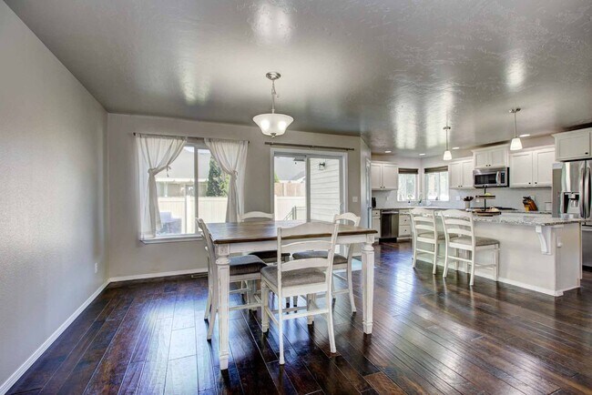 Building Photo - Beautiful 6 bed 2.5 bath home located in t...