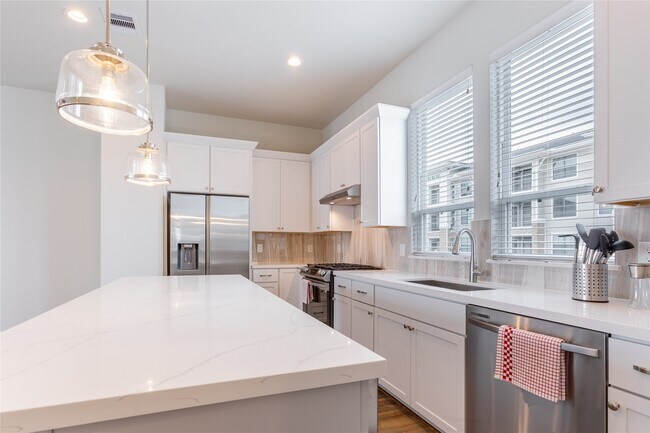 Building Photo - 2802 Grand Fountains Dr