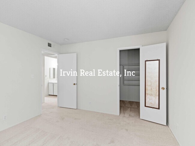 Building Photo - 2728 Oak Rd