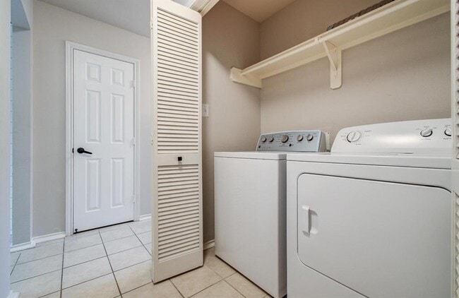 Building Photo - 2631 Woodridge Manor Dr