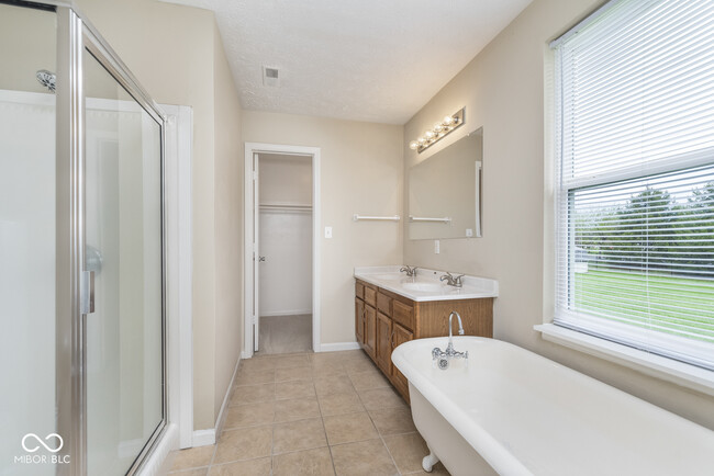 Building Photo - 381 Longview Bend