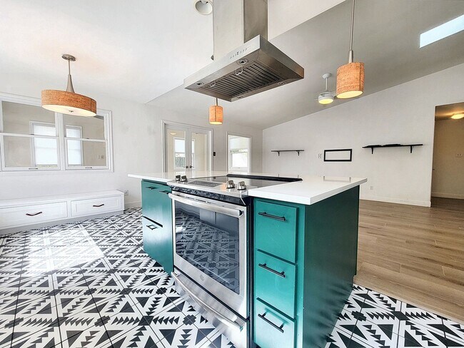 Building Photo - 3/BR 2/BA Single-Level Home with Sunroom a...