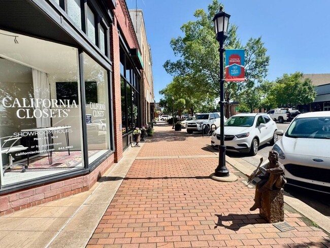 Building Photo - Modern 3BR/2BA Duplex | All Utilities Included | Downtown Edmond