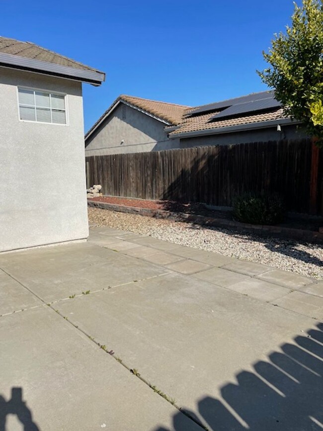 Building Photo - Beautiful 3 Bed / 2 Bath Manteca Home with...