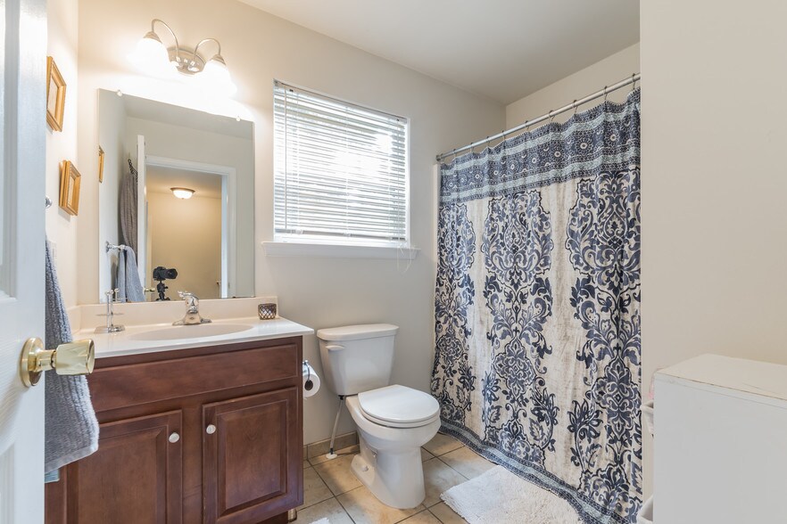 2nd Floor Full Bathroom - 5402 Wynnefield Ave