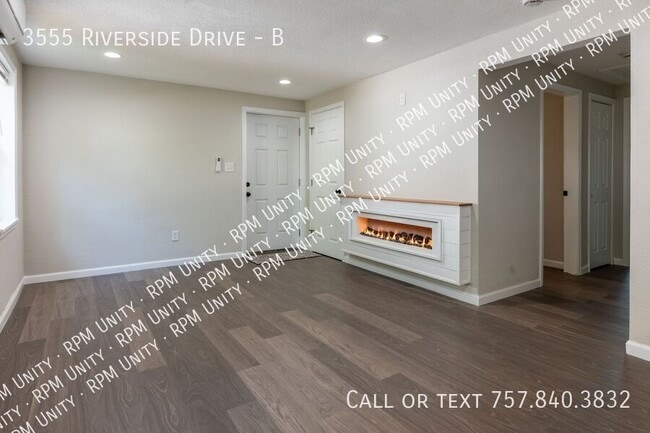 Building Photo - 3555 Riverside Dr