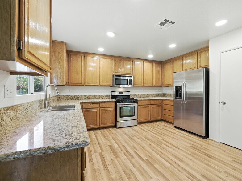 Building Photo - 44131 Sunmist Ct