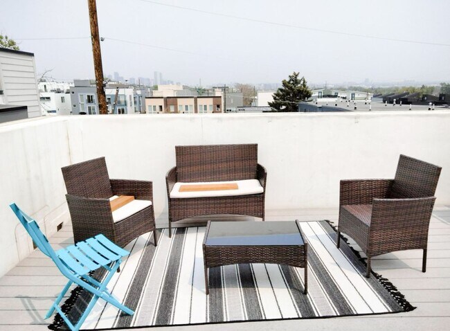 Building Photo - Beautiful 3 bedroom 2.5 bathroom condo MOVE IN SPECIAL