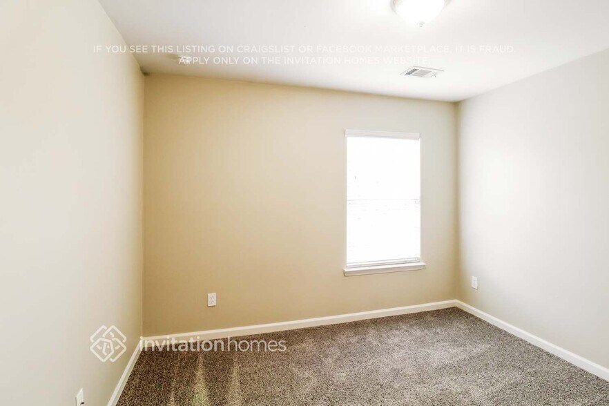 Building Photo - 2860 Englewood Dr