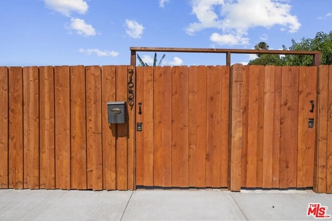 Building Photo - 7659 Lindley Ave