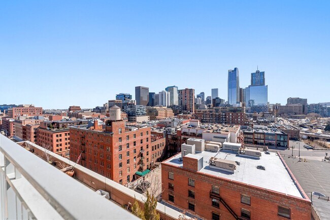 Building Photo - Gorgeous 2 bed, 3 bath Condo w/ 2 Car Gara...