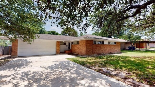 Building Photo - 1618 George Bush Dr