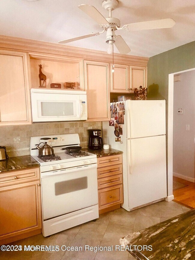 Building Photo - 7 Basset Dr