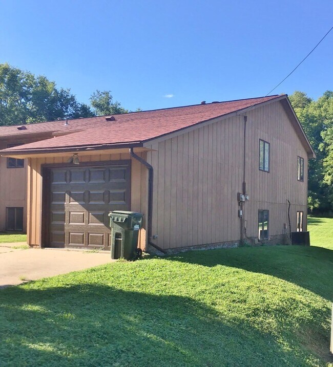Building Photo - 3 Bedroom, 2 Bath Duplex in North Side Iowa City