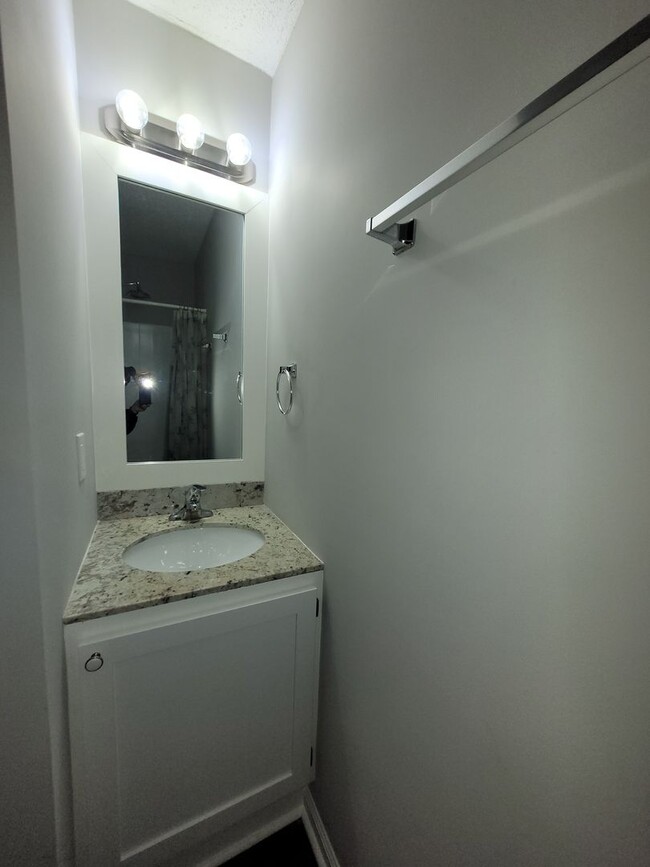 Building Photo - Furnished 3 BR, 3 BH Townhouse in Wilmington!