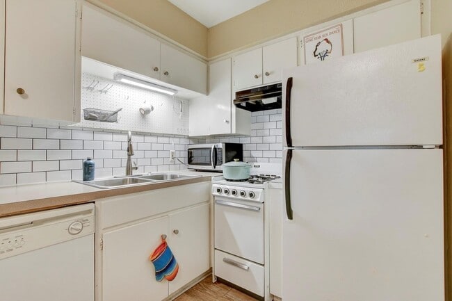 Building Photo - 803 W 28th St