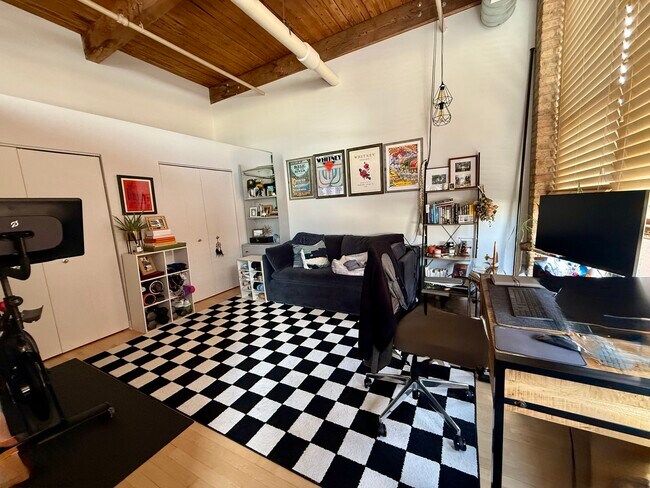 Building Photo - 1330 W Monroe St