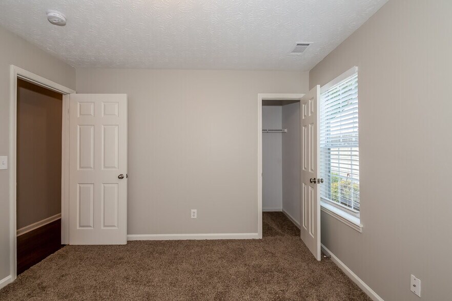 Building Photo - 5035 Yellow Pine Dr