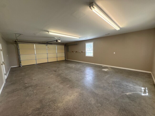 Building Photo - Beautiful 2 Bedroom Home with Spacious Bonus Room!