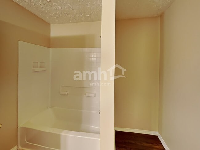 Building Photo - 2727 Sutherland Dr