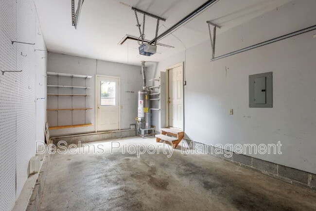 Building Photo - 5120 English Village Dr