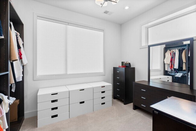 Building Photo - 5 Bed 4.5 Bath - Bethesda Contemporary Home