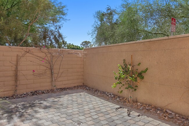 Building Photo - Stunning Spanish Villa in Palm Desert