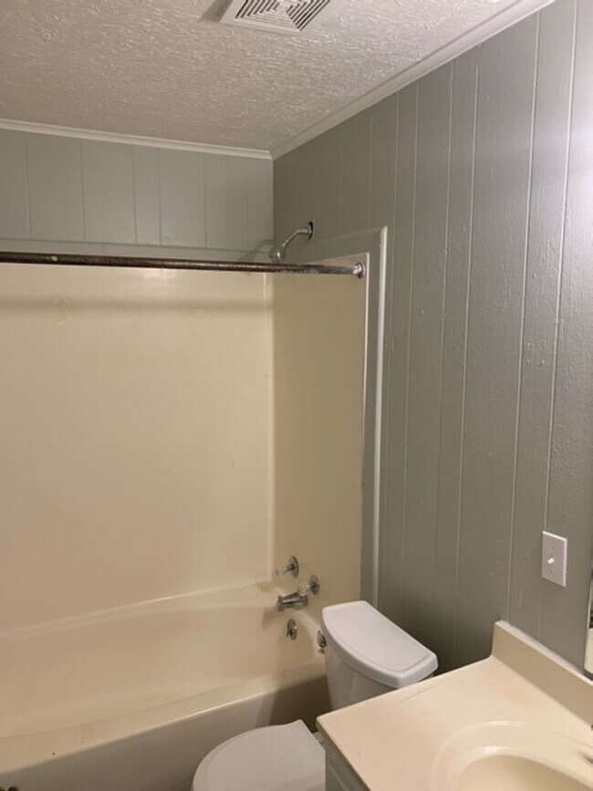 Building Photo - Renovated 3 Bedroom 1 Bath Home for Rent!