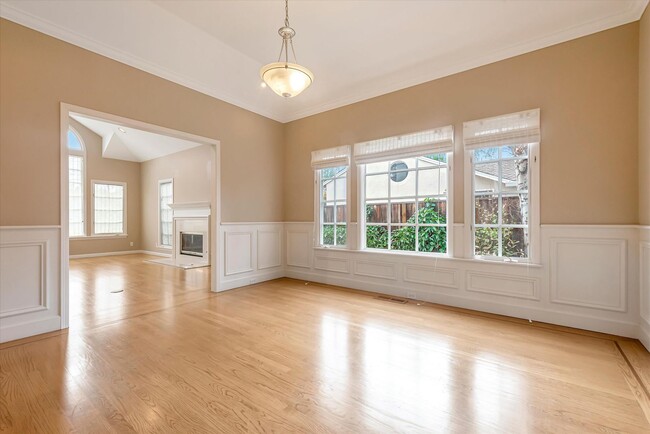 Building Photo - 954 Russell Ave