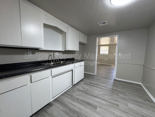 Building Photo - 2403 Muzzy St