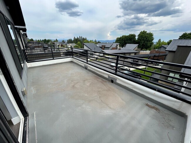 Building Photo - Modern 2 Bed, 2 Bath with Rooftop Patio!