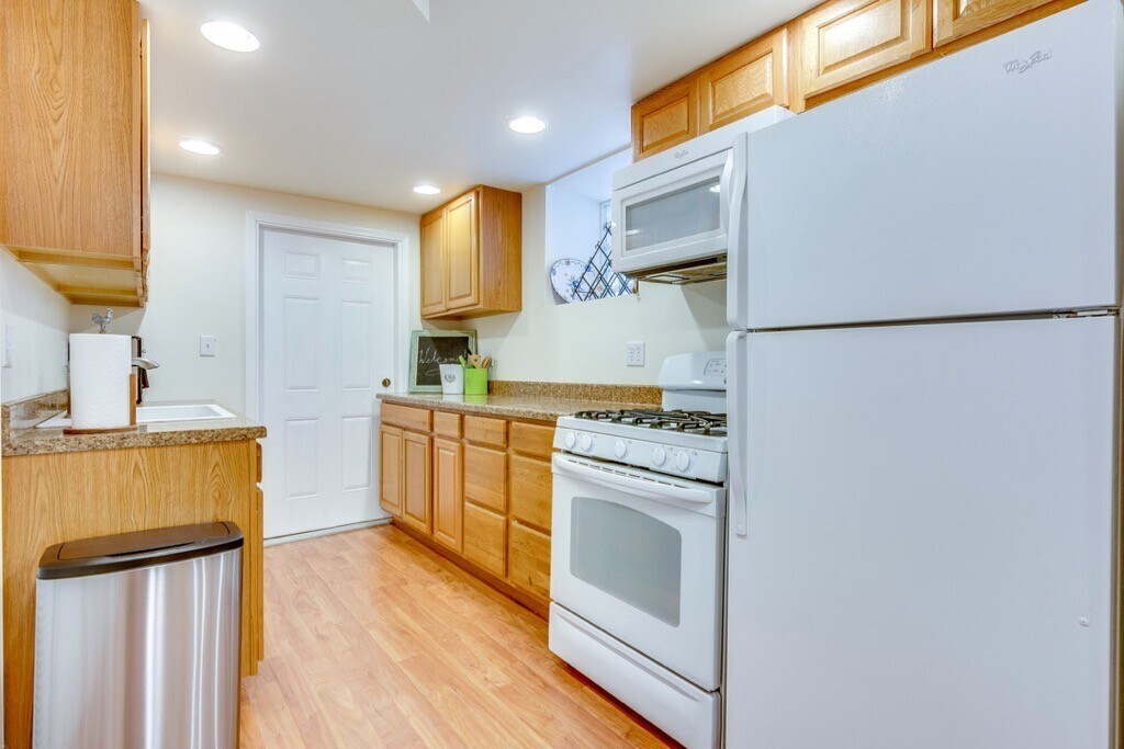 Building Photo - 931 W Newport Ave