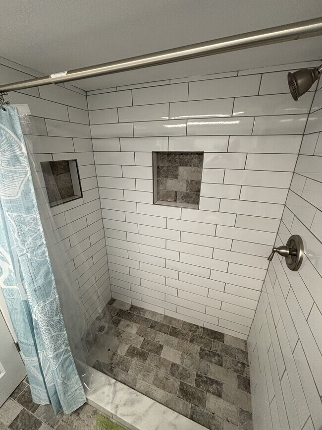 Building Photo - 4750 Cove Cir