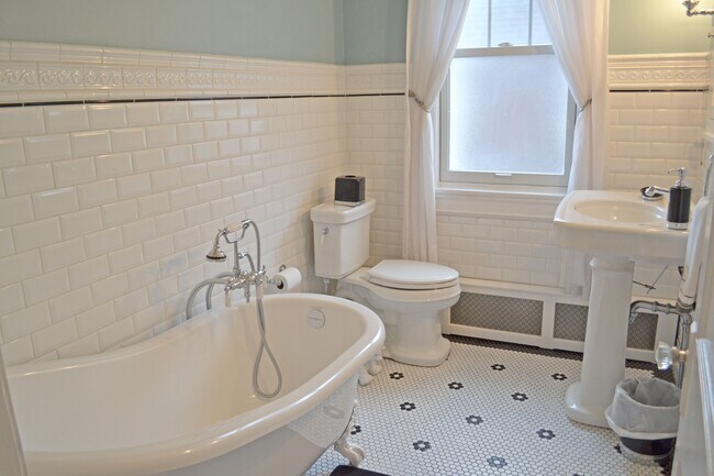 Building Photo - 16 S Somerset Ave